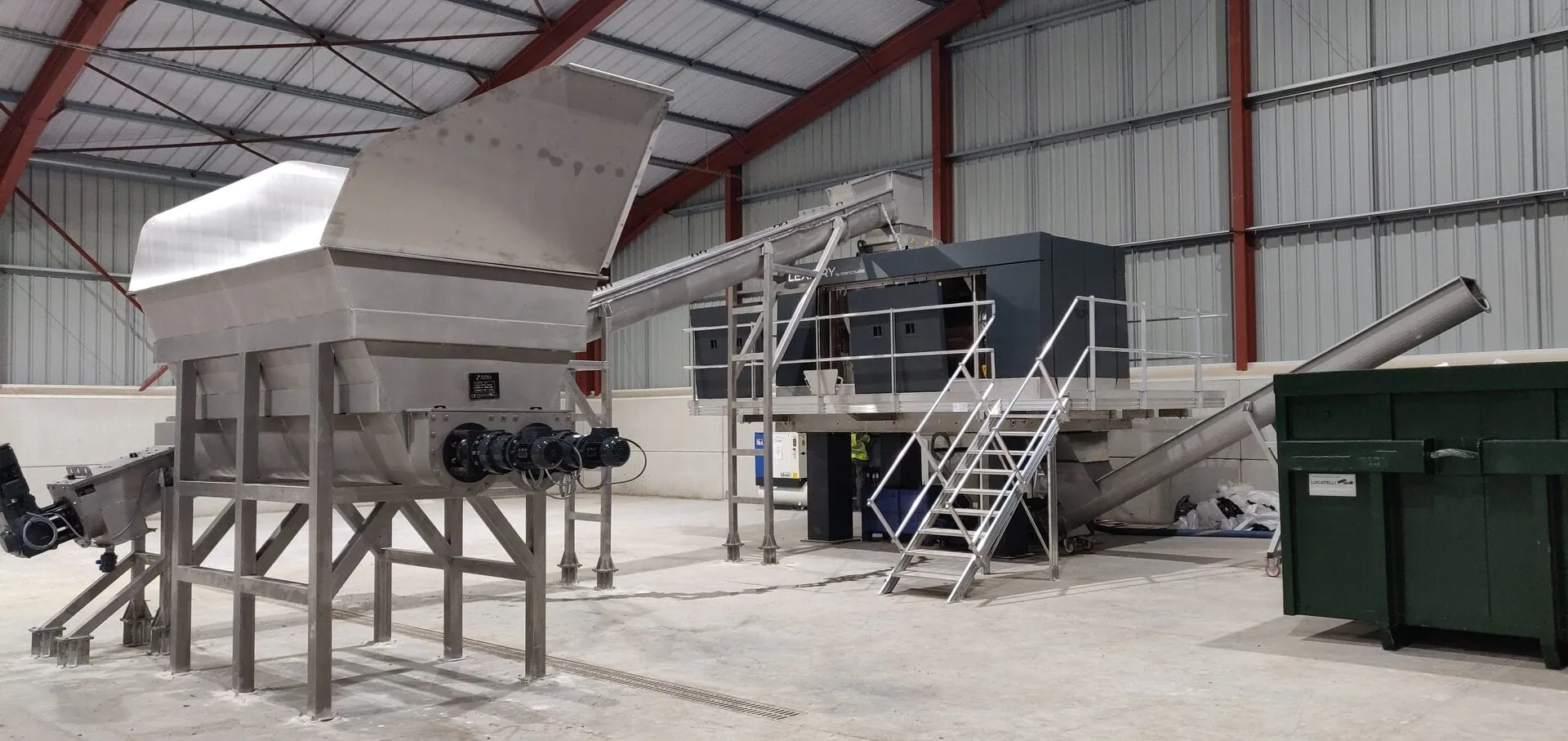 Intérieur du bâtiment de déconditionnement Les Gloutons zone de tri et séparation des biodéchets